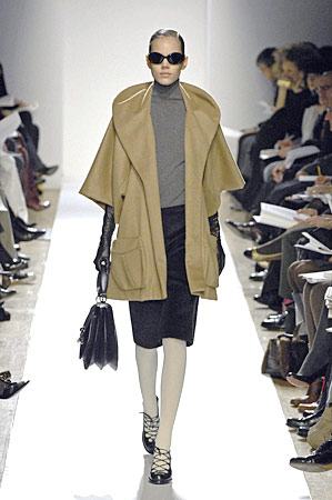 Pair long leather gloves with cropped-sleeved coats or sweaters.